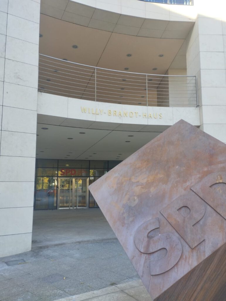 Q1-Schülerin Merle Marie Steinmann arbeitet am neuen Grundsatzprogramm der SPD. So lief ihr Weg von Elsey in die Hauptstadt.